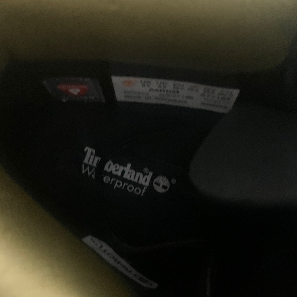 Timberlands Black and Gold shoe - Picture 5 of 6